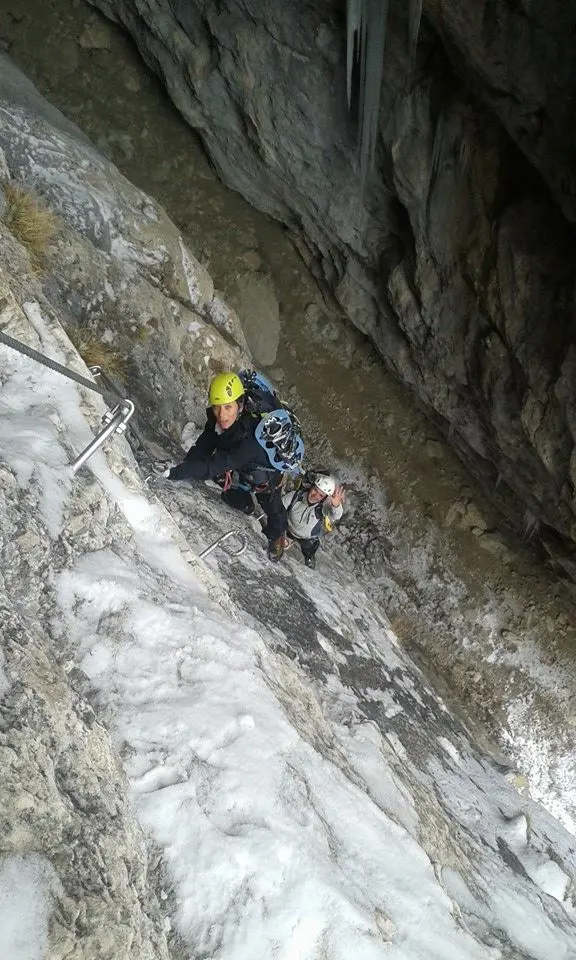 La nuova moda degli alpinisti, fare le ferrate in «invernale»