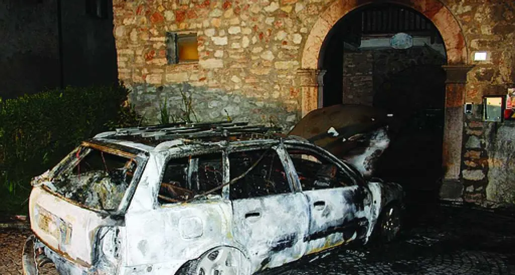 Auto incendiata a Terlago, nei guai tre militari