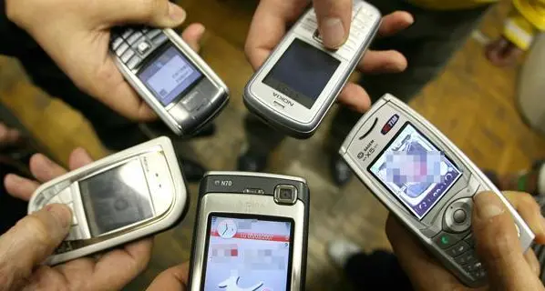 Cellulari e giornali distraggono, via dall'aula del consiglio
