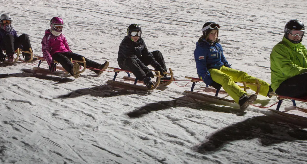 Trenini di slitte sulla neve: Obereggen sfida il record mondiale