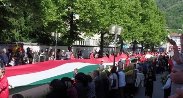 A Borgo la festa dei bersaglieri con un tricolore di 85 metri