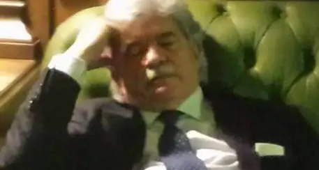 Razzi dorme a Montecitorio. Lui: «Avevo occhi chiusi ma stavo pensando»