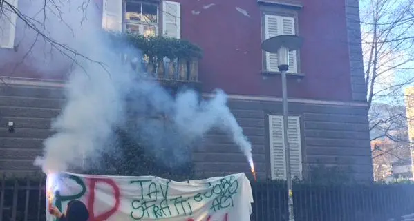 Corteo dell'opposizione, uova e fumogeni contro sede Pd