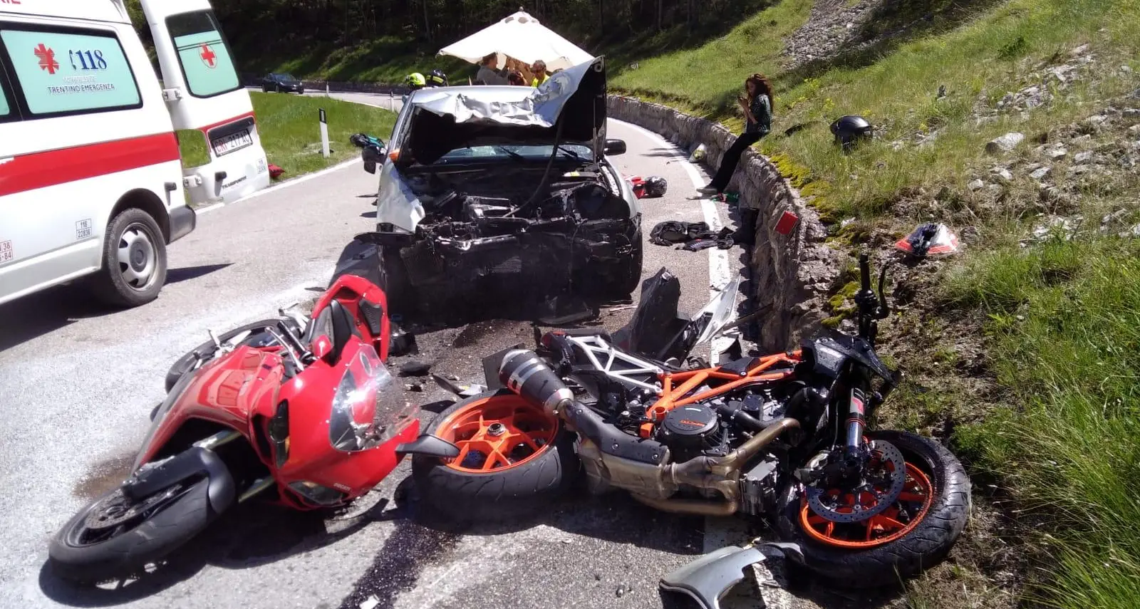 Terribile schianto tra auto e tre moto a Dorsino Cinque feriti, gravissimo un uomo di 39 anni