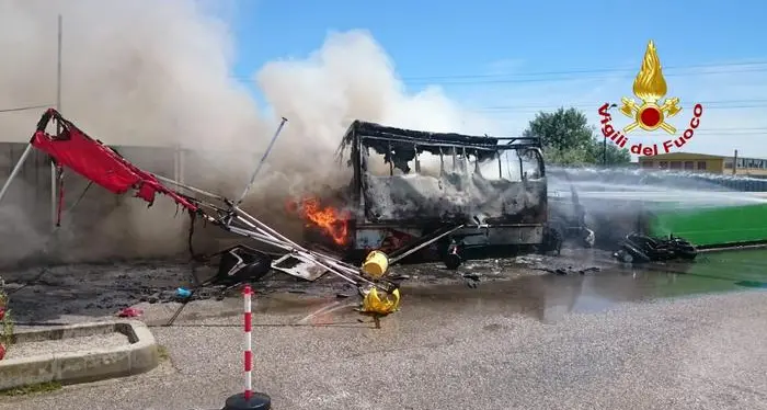 Esplode il furgone dei panini Quattro persone ferite