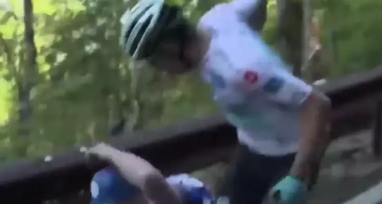 Tifoso fa cadere Angel Lopez che lo prende a schiaffi