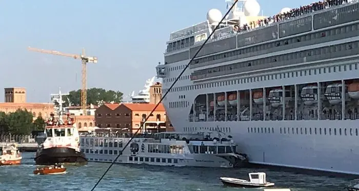 Paura a Venezia: nave da crociera \"tampona\" un battello