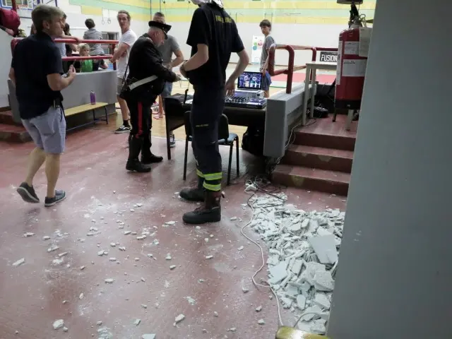 crollo intonaco soffitto palestra istituto Floriani Riva del Garda