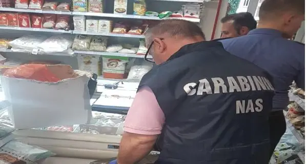 I Nas nei negozi «etnici» sequestrano mezzo quintale di pollo e pesce surgelato