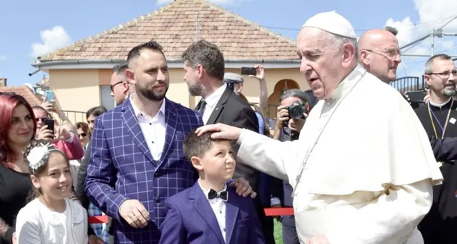 Il Papa chiede scusa ai Rom «Vi abbiamo discriminato»