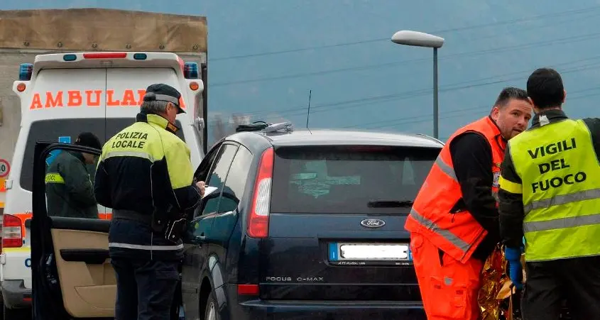 Scontro al cavalcavia di Ravina Un ferito, disagi al traffico