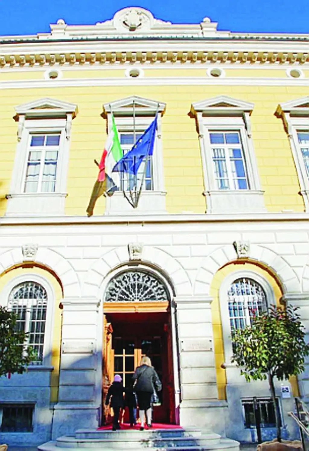 Moglie «disobbedisce», lui beve candeggina
