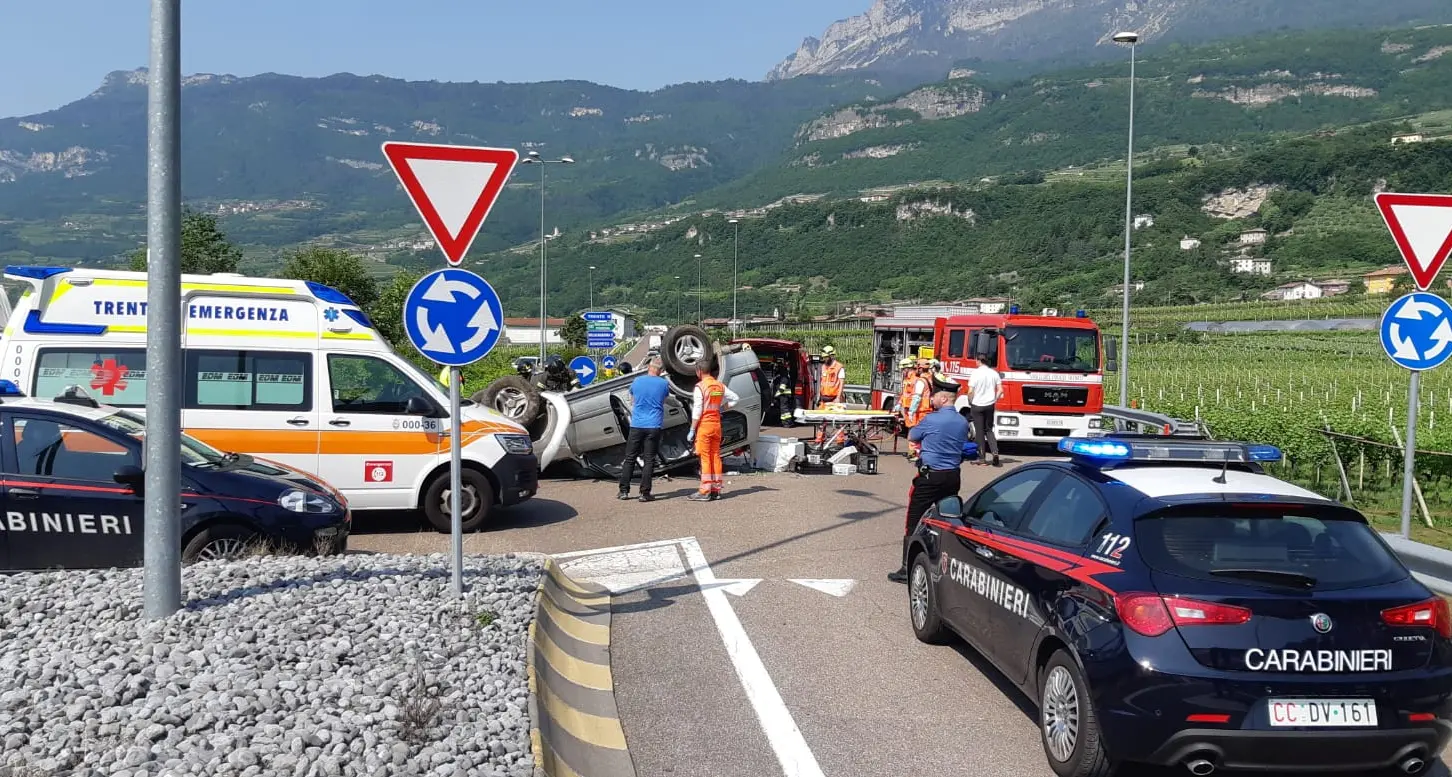 Centra il cordolo della rotatoria e si ribalta Resta incastrato nelle lamiere in gravi condizioni