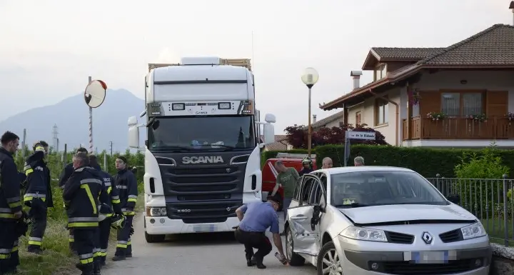 Donna si scontra in auto con un Tir carico di pallets