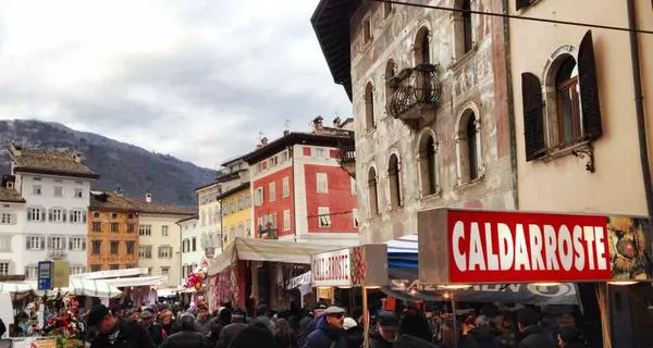 Santa Lucia e mercatino, è già grande folla in città