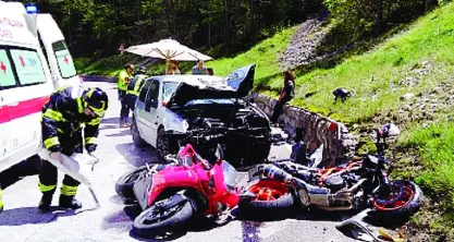 Con l'auto contro 3 motociclisti Donna denunciata per guida sotto l'effetto di alcol e droga