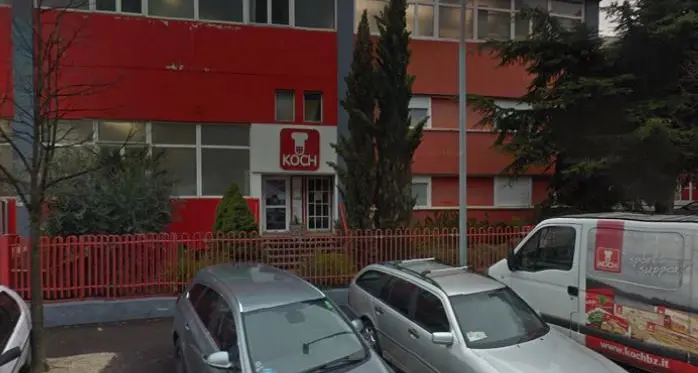 Incastrato nell'impastatrice giovane operaio moldavo perde l'avambraccio