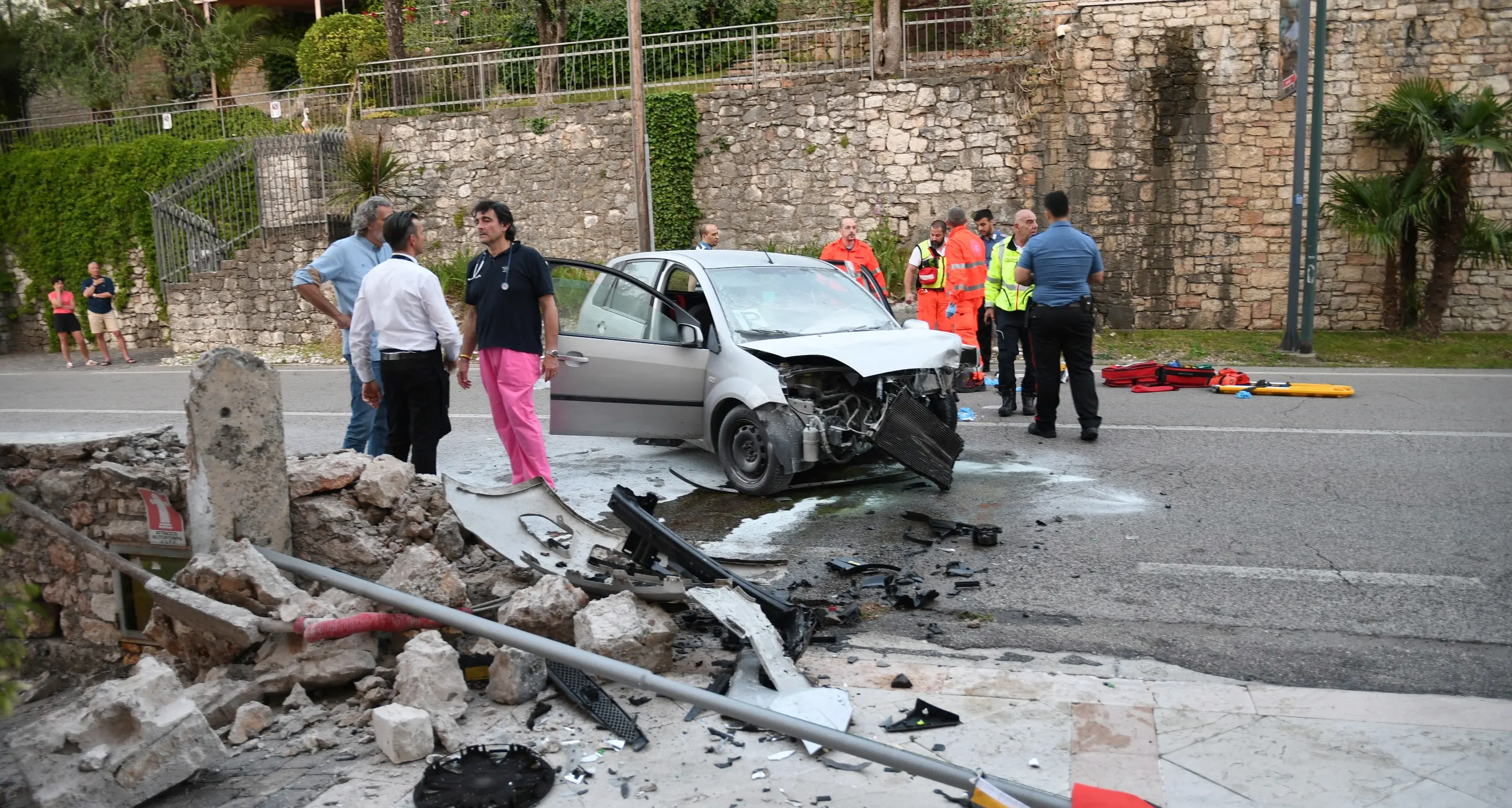 Incidente di Brenzone: indagata la mamma al volante, che ha perso il bambino e sua sorella nello schianto