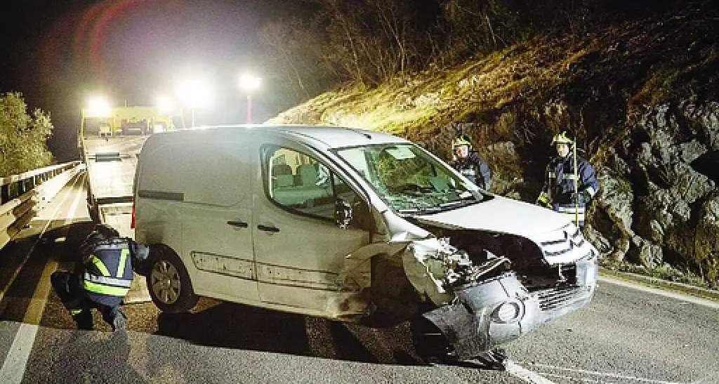 In fuga dopo lo schianto sulla Maza: tutti illesi, ma il conducente scappa nei boschi