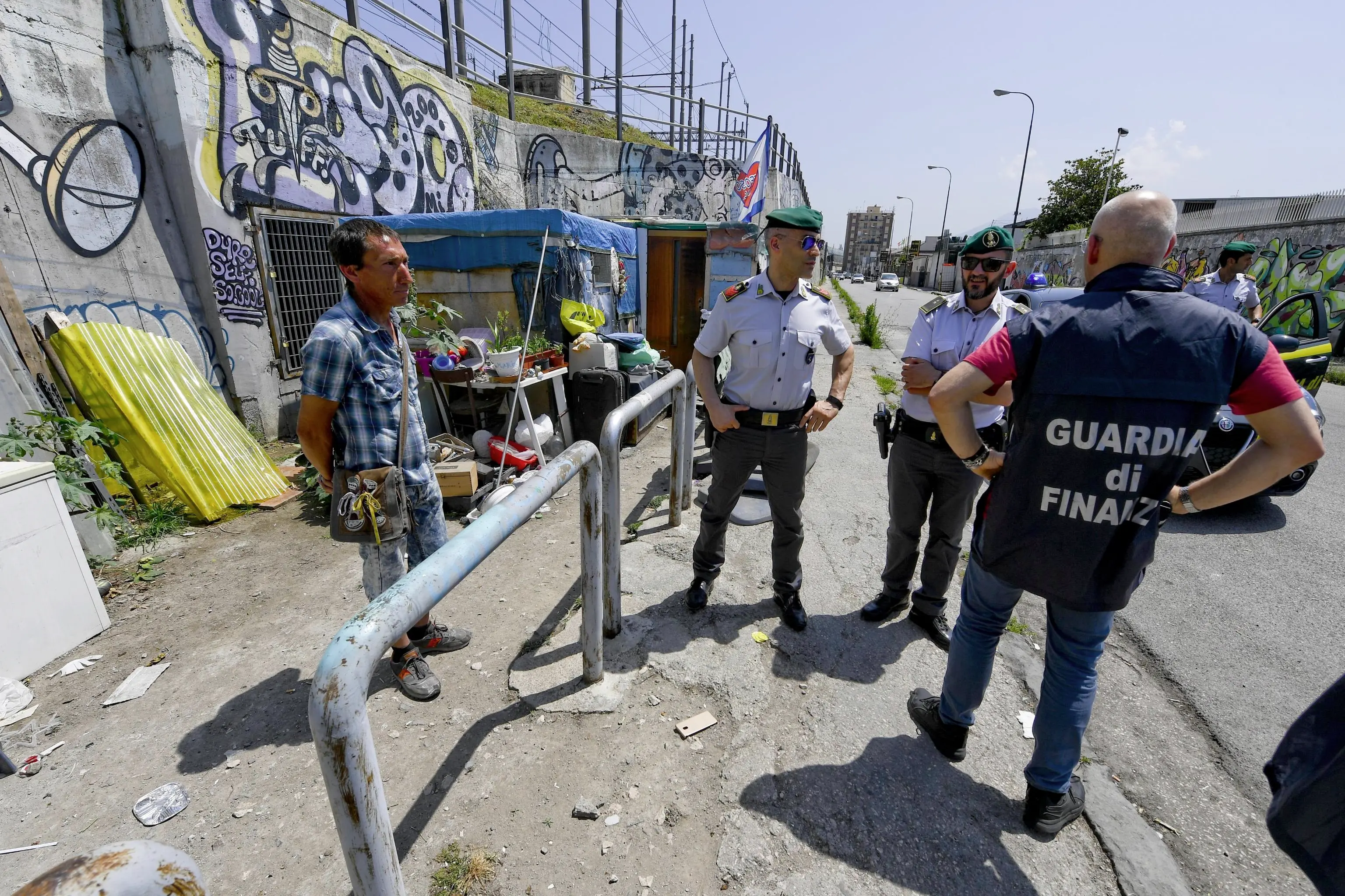 Bruno Improta , 53 anni, il clochard che vive in una tenda nella zona di Gianturco, alla periferia di Napoli, risultato 'responsabile' di un giro milionario di fatture false. L'uomo è uno degli indagati nell'inchiesta che ha portato alla scoperta di una maxifrode fiscale transnazionale: l'organizzazione criminale reclutava prestanome tra persone indigenti, 18 giugno 2019. ANSA / CIRO FUSCO
