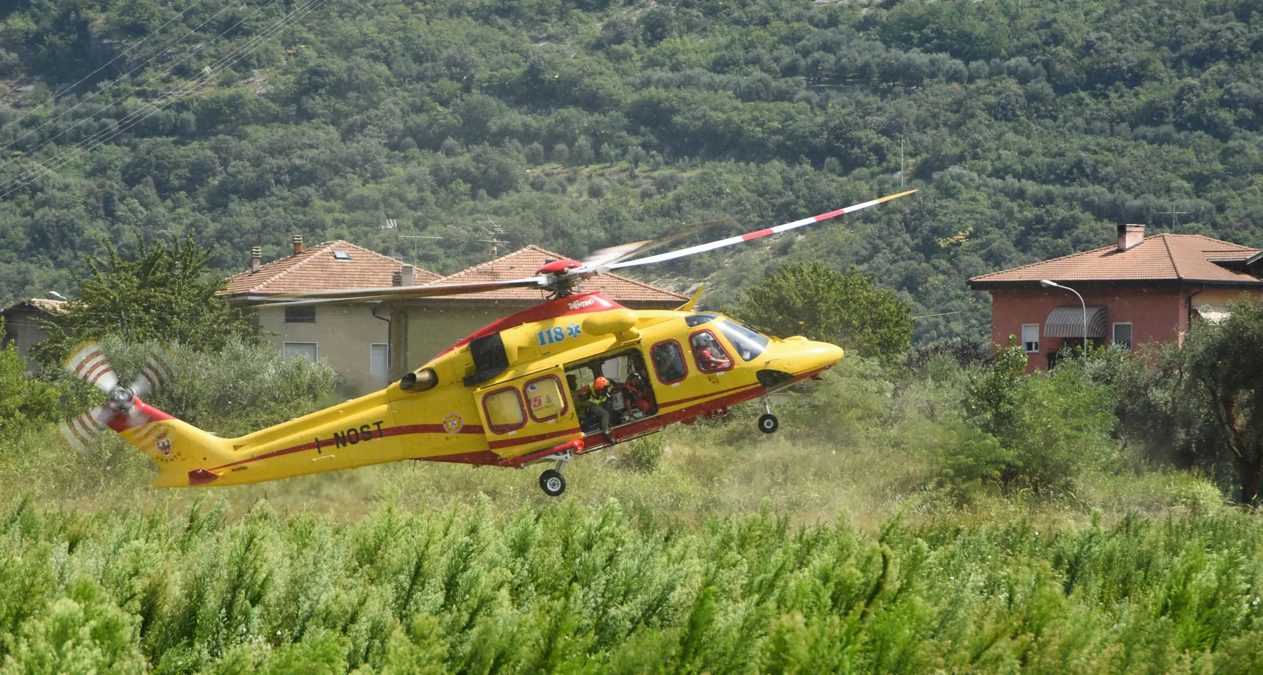 Denno, il trattore si ribalta muore bracciante rumeno, si salva saltando il suo compagno