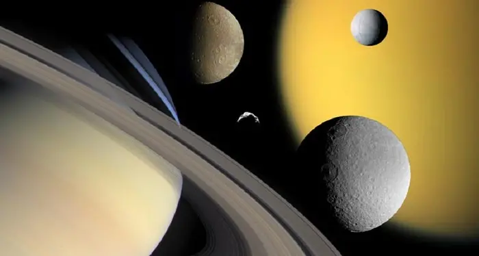 Gli anelli di Saturno sono «scolpiti» da piccole lune