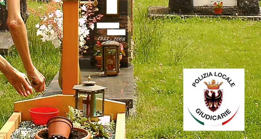 Fiori rubati al cimitero Incastrata dalla fototrappola
