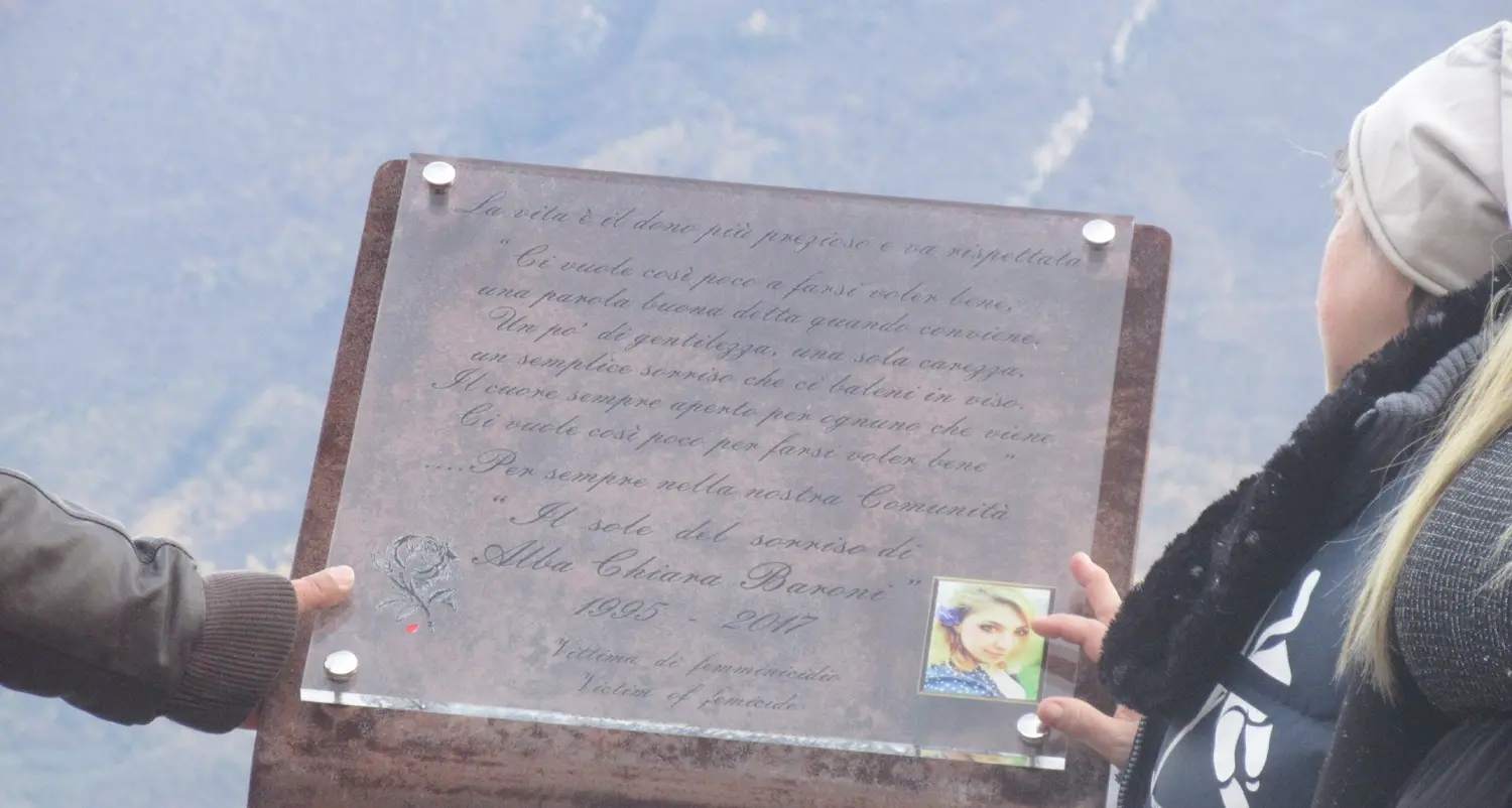 Danneggiata la stele in memoria di Alba Chiara Baroni La ragazza di Tenno uccisa dal fidanzato due anni fa