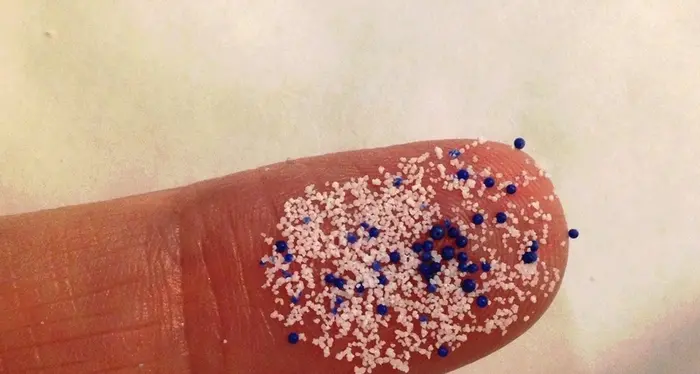 Ogni settimana mangiamo 5 grammi di micro-plastica (come una carta di credito)