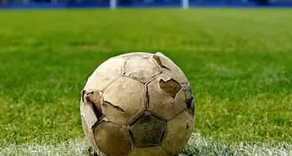 Evade dai domiciliari per vedere la partita del figlio e picchia un genitore