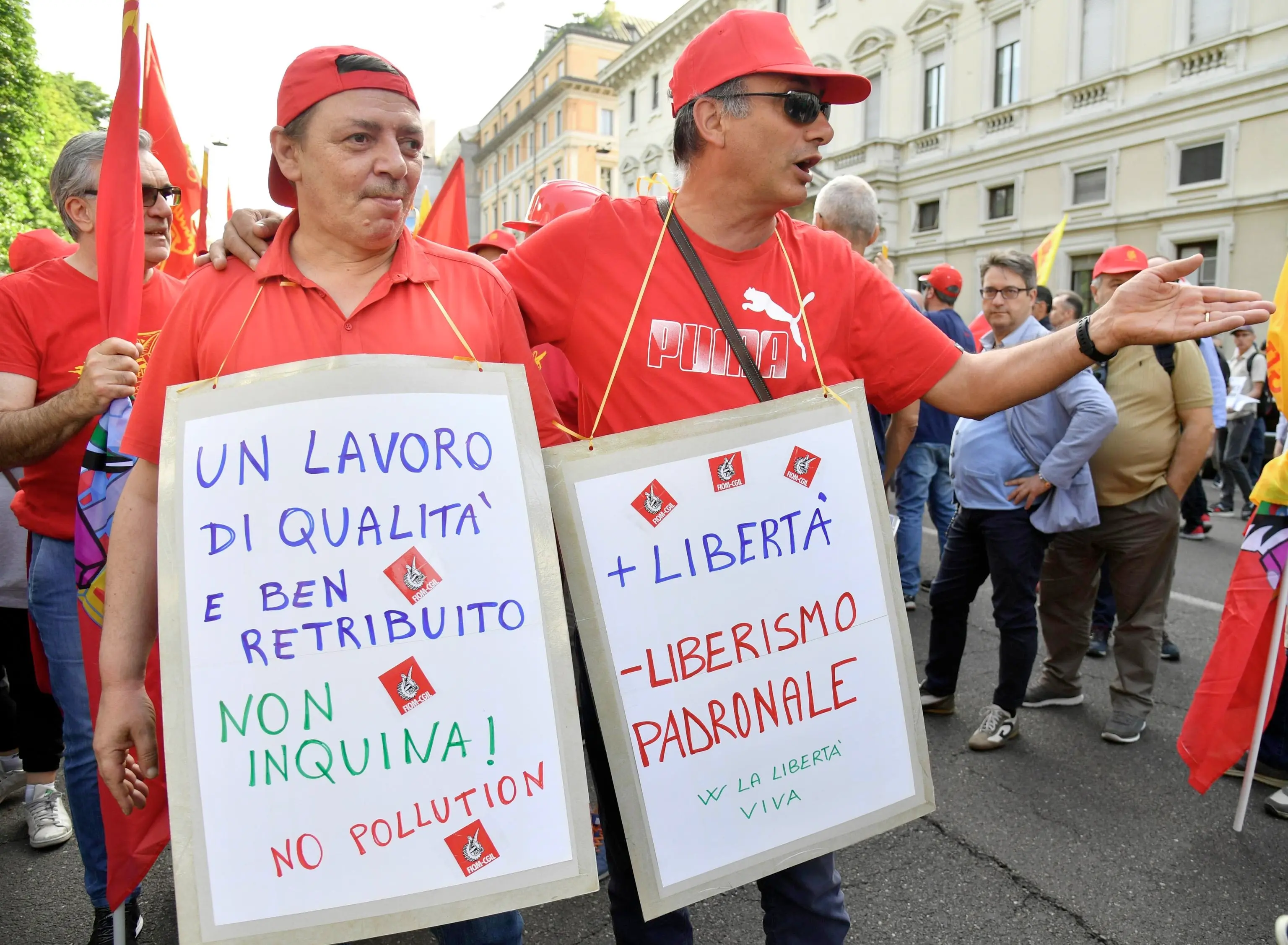 I metalmeccanici sfilano per le vie del centro, Milano, 14 giugno 2019. ANSA/DANIEL DAL ZENNARO