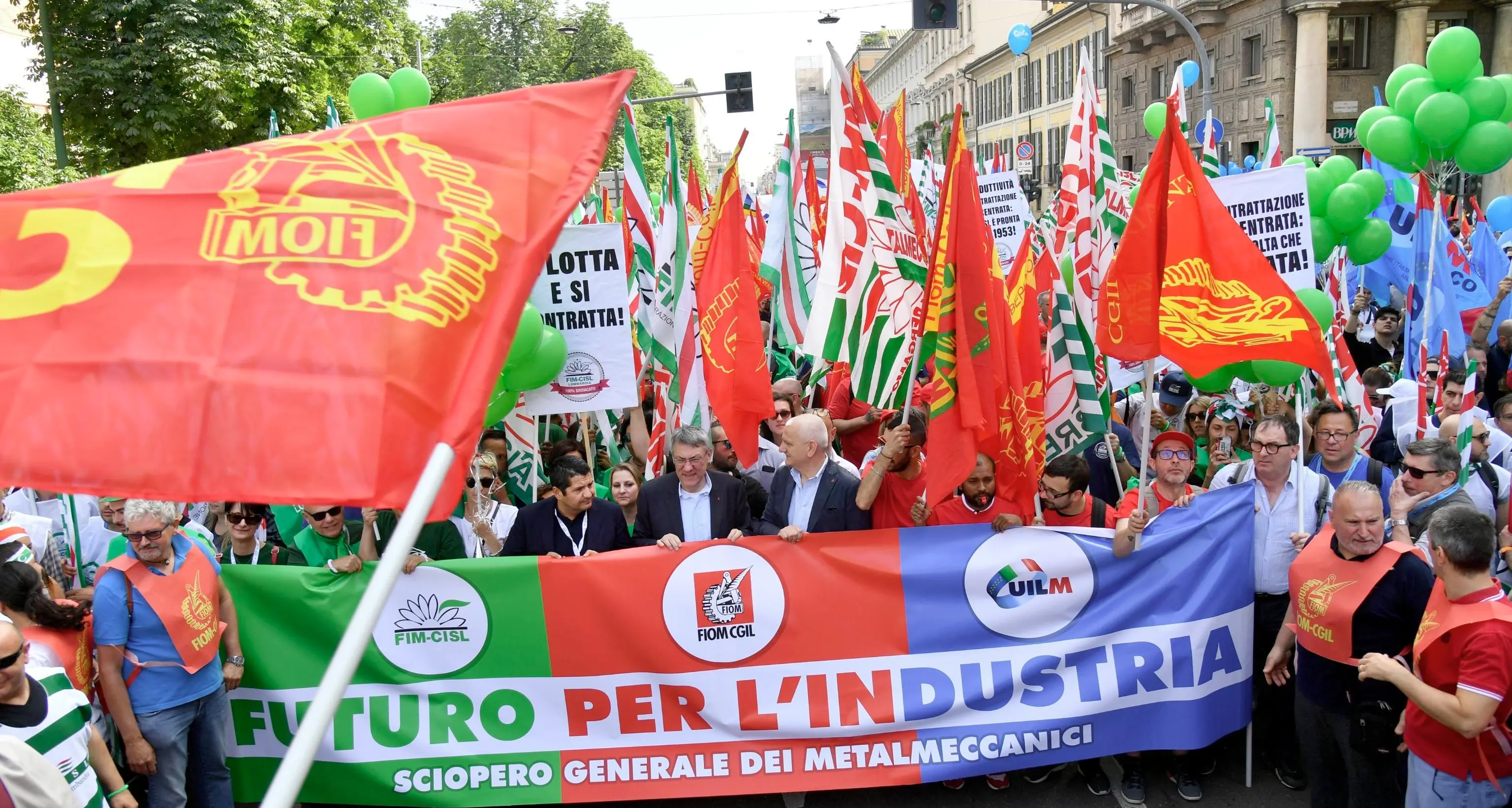Lavoro, metalmeccanici in piazza «Inascoltati da governo e imprese» Operai trentini in pullman a Milano