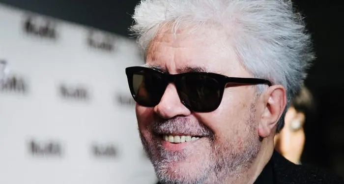 Il Leone d'Oro alla carriera al regista Pedro Almodovar dalla Biennale di Venezia