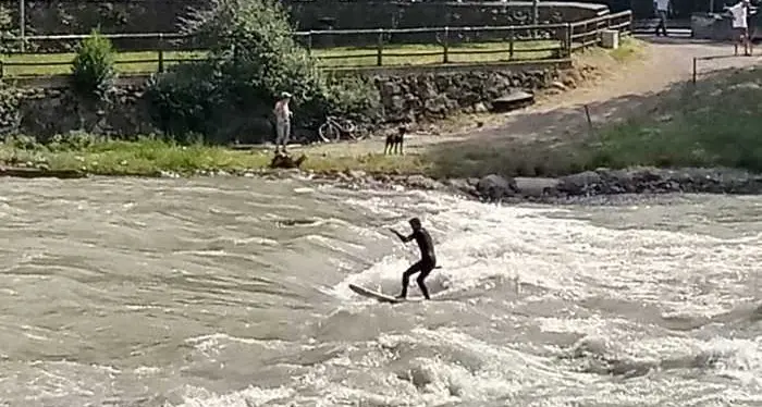Con il surf nell’Isarco in piena Salvato dai vigili urbani