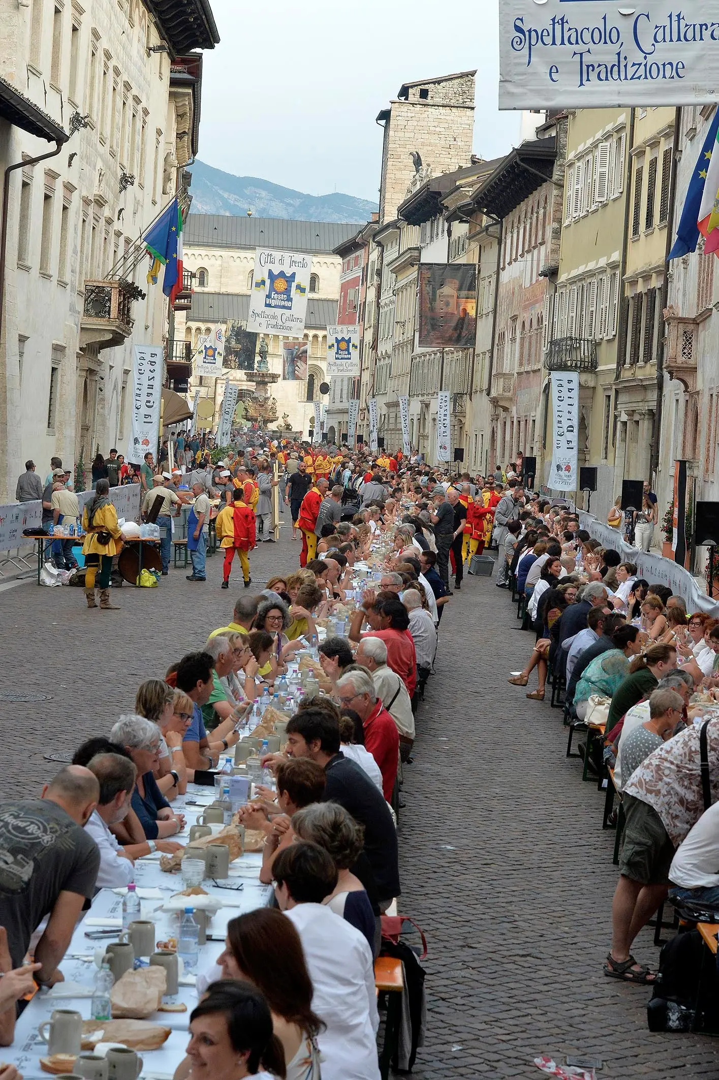 FESTE VIGILIANE CENA APERTO VIA BELENZANI GANZEGA FOTO ALESSIO COSER