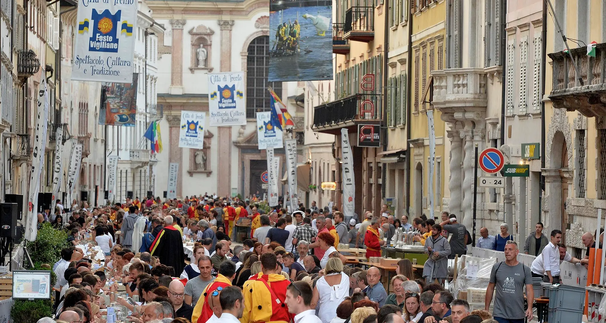 Ganzega, maxitavolata a Trento In 1.600 alla cena in via Belenzani