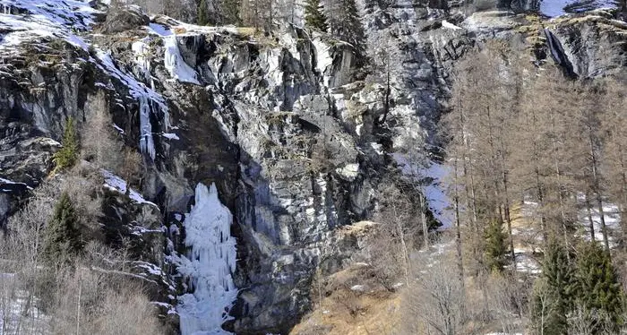 Valle Aurina, un uomo cade lungo un pendio e muore