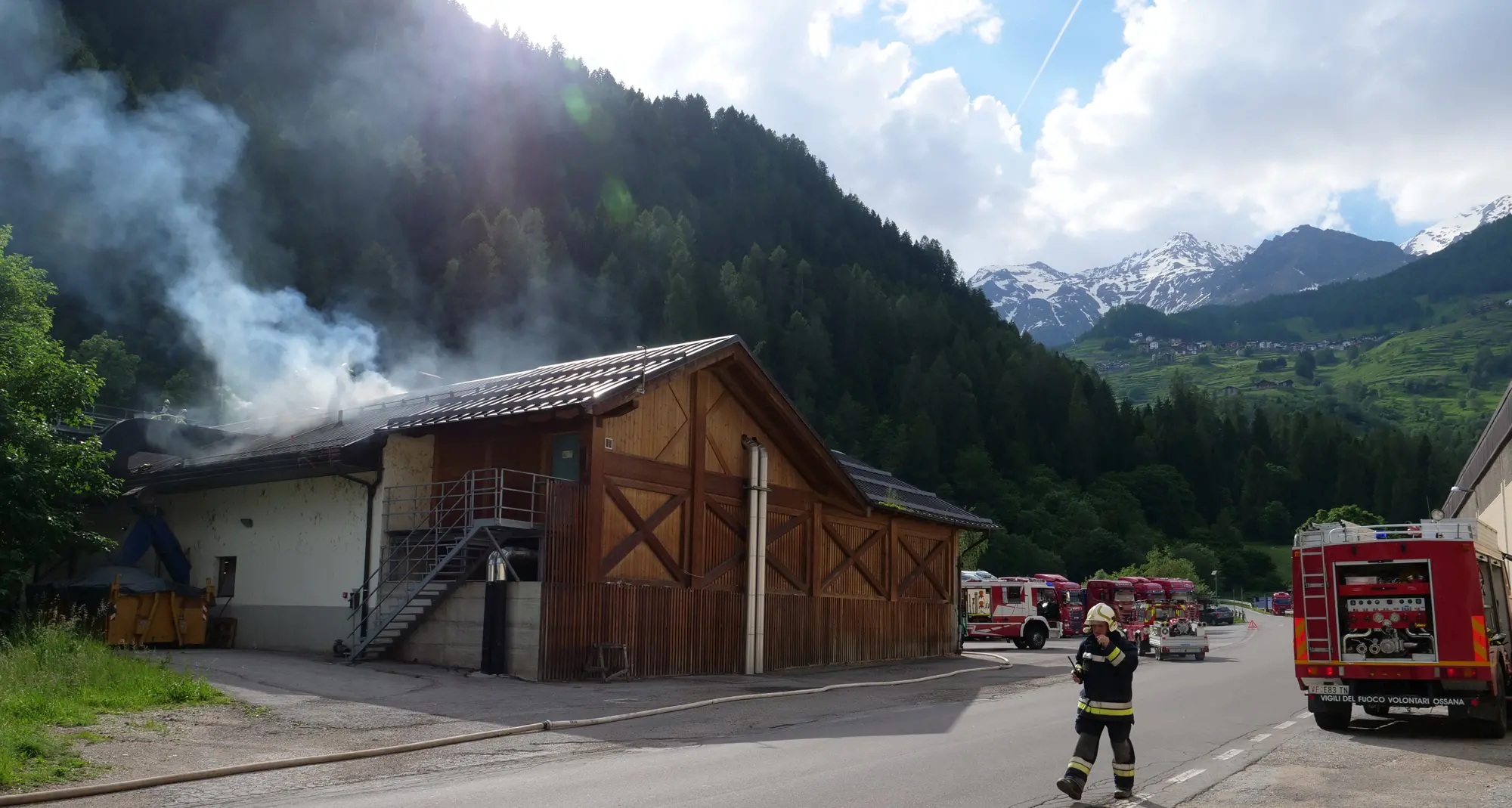 Cogolo, incendio alla centrale a cippato: danni al tetto gran lavoro dei pompieri