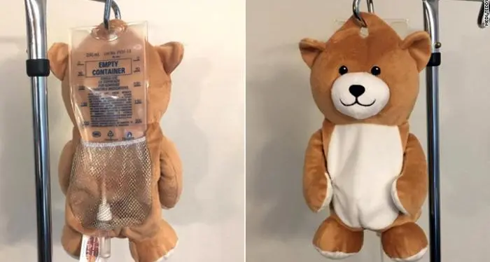 L'invenzione di una bimba: l'orsetto che nasconde la sacca della flebo