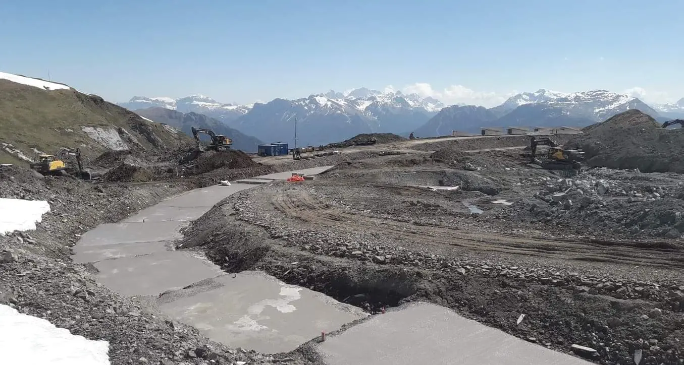 Betoniere, ruspe e muri di sei metri: nel cuore verde del Lagorai ecco il cantiere del bacino Tresca