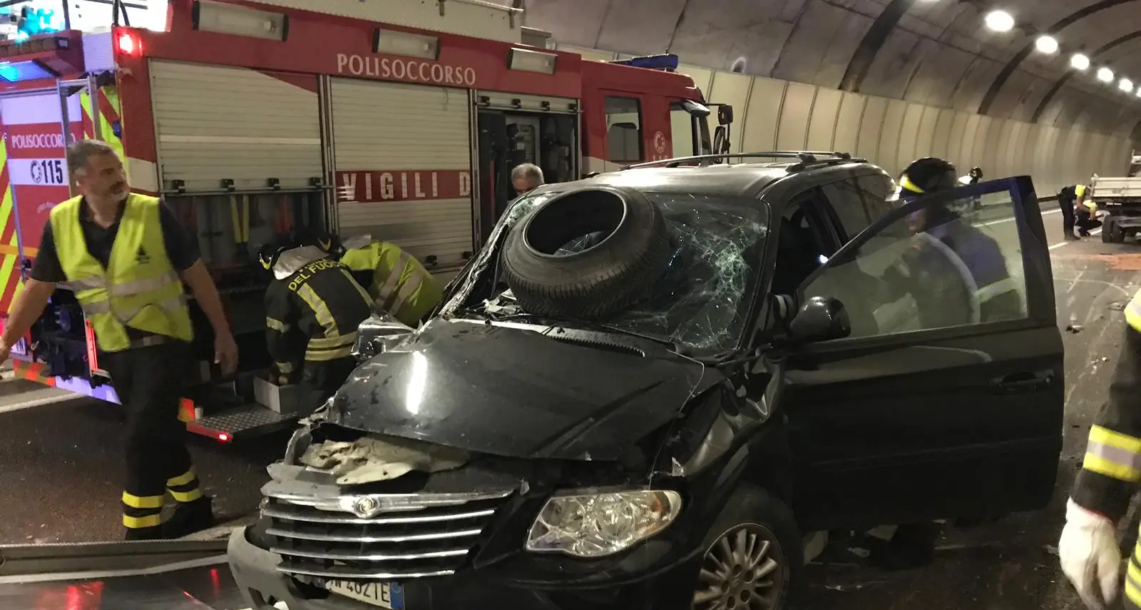Galleria del Bus de Vela al Pasiel: due feriti, camion perde una ruota che sfonda il parabrezza di un'auto