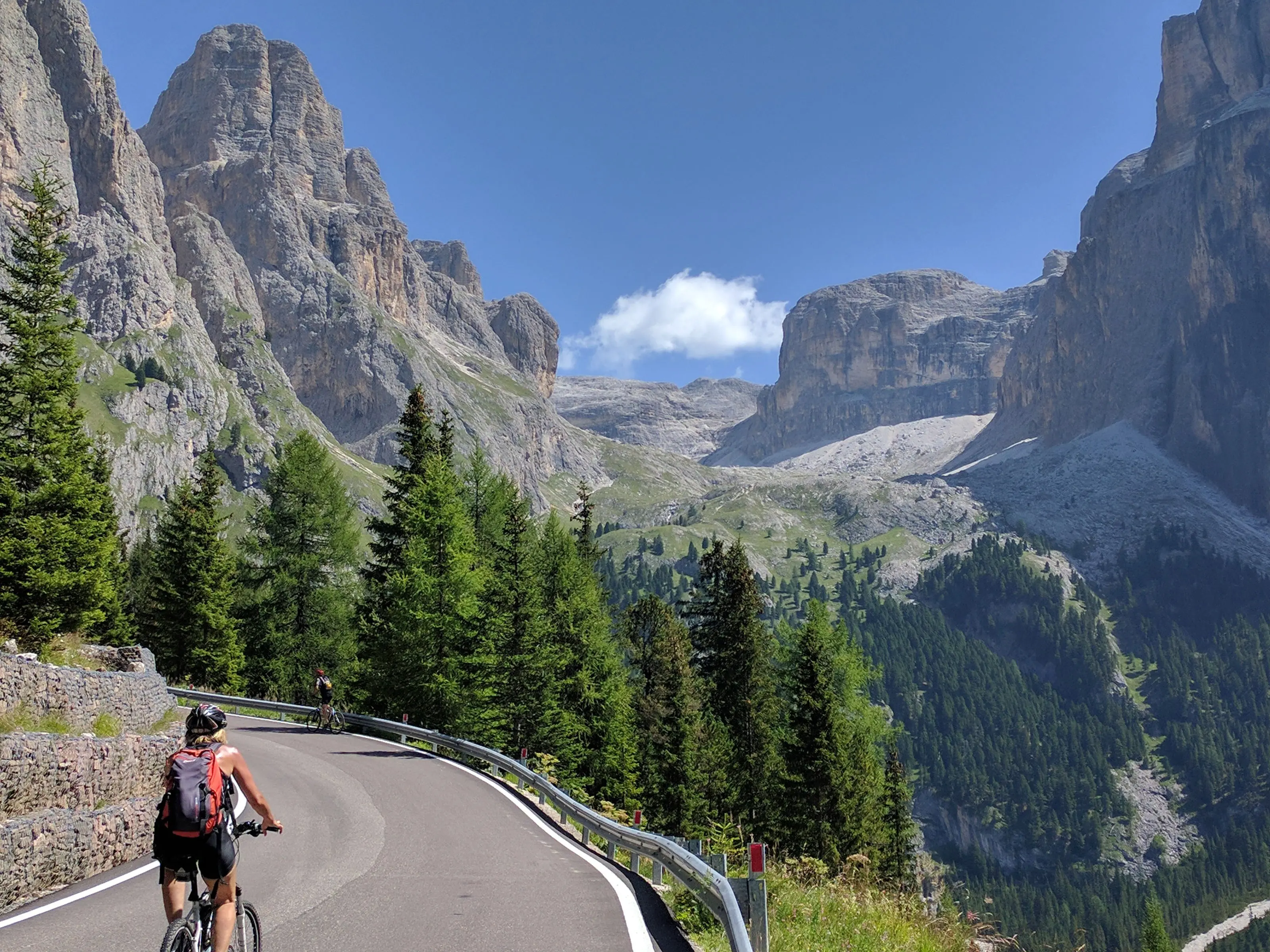 Passo Sella strada chiusa ad auto e moto 2 agosto 2017 - corriera pullman navetta (foto G. Cardini)