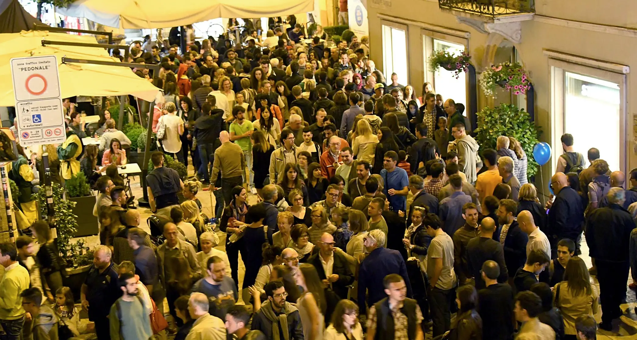 «Magica notte», niente bevande in lattine e bottiglie di vetro in centro storico a Trento