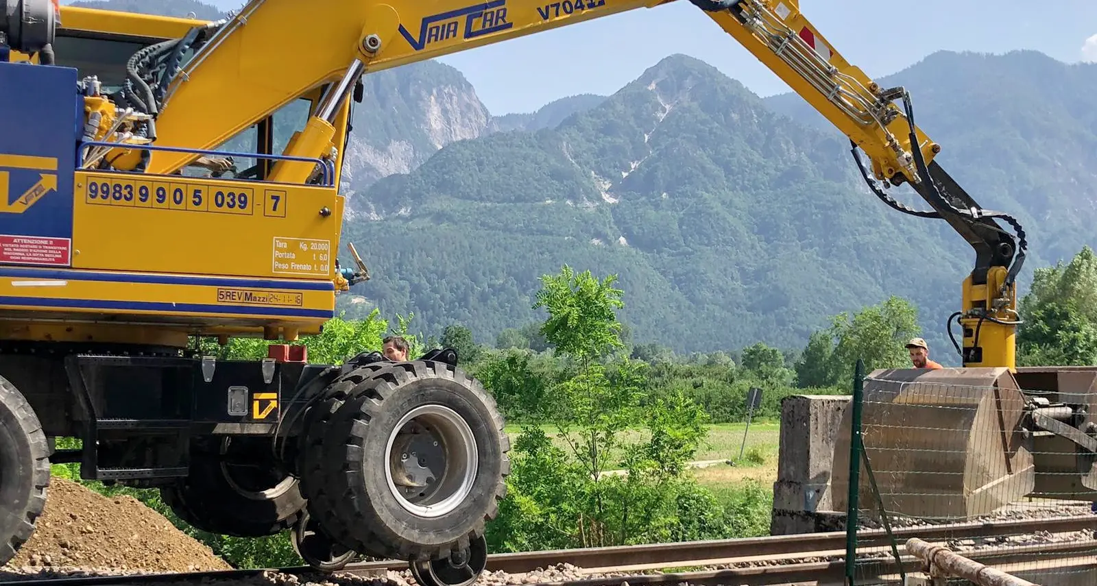 Cede il terreno sotto i binari Ferrovia della Valsugana interrotta vicino a Levico