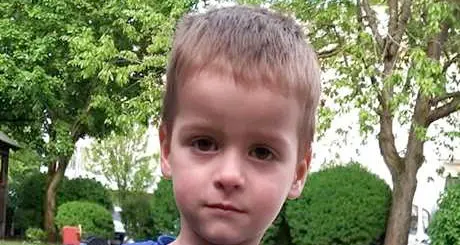 Un dolore infinito per la morte del piccolo Mario: ad Arco bandiere a mezz'asta e campane a martello