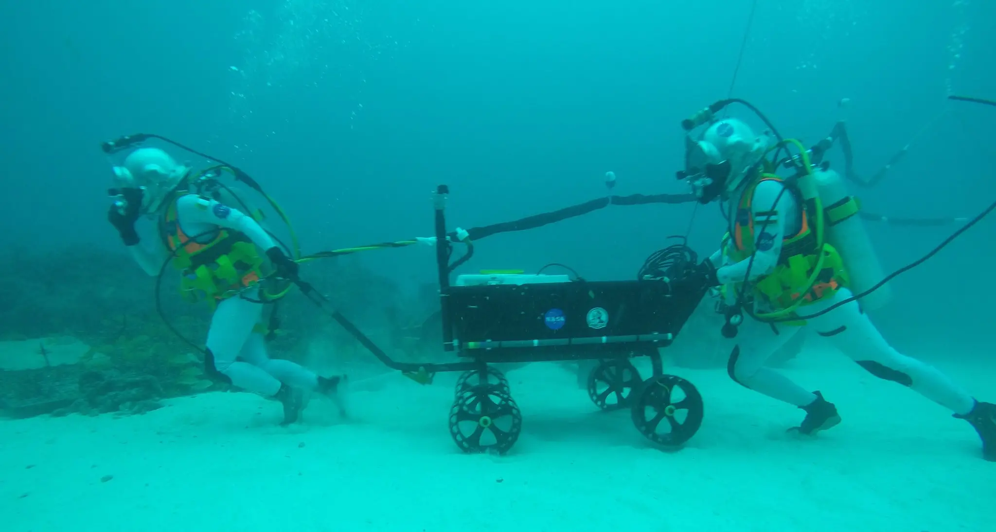 La passeggiata «spaziale» di Astrosamantha sul fondo dell'Oceano
