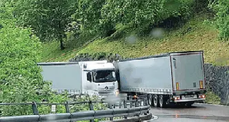 Troppi Tir: i residenti vogliono i divieti sulle strade