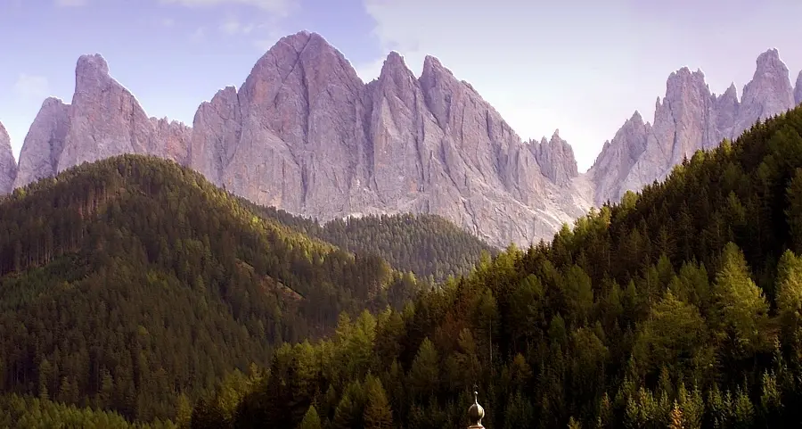La chiesetta di Ranui di Funes ora ha il «tornello» a pagamento per chi vuole visitarla