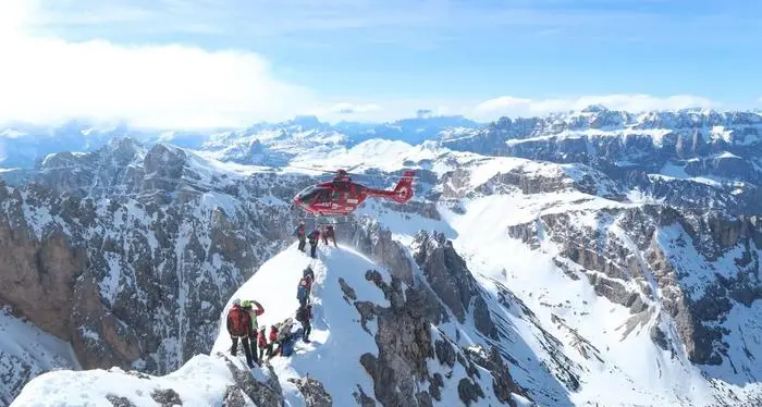 Aiut alpin, spettacolare esercitazione sulle Dolomiti innevate