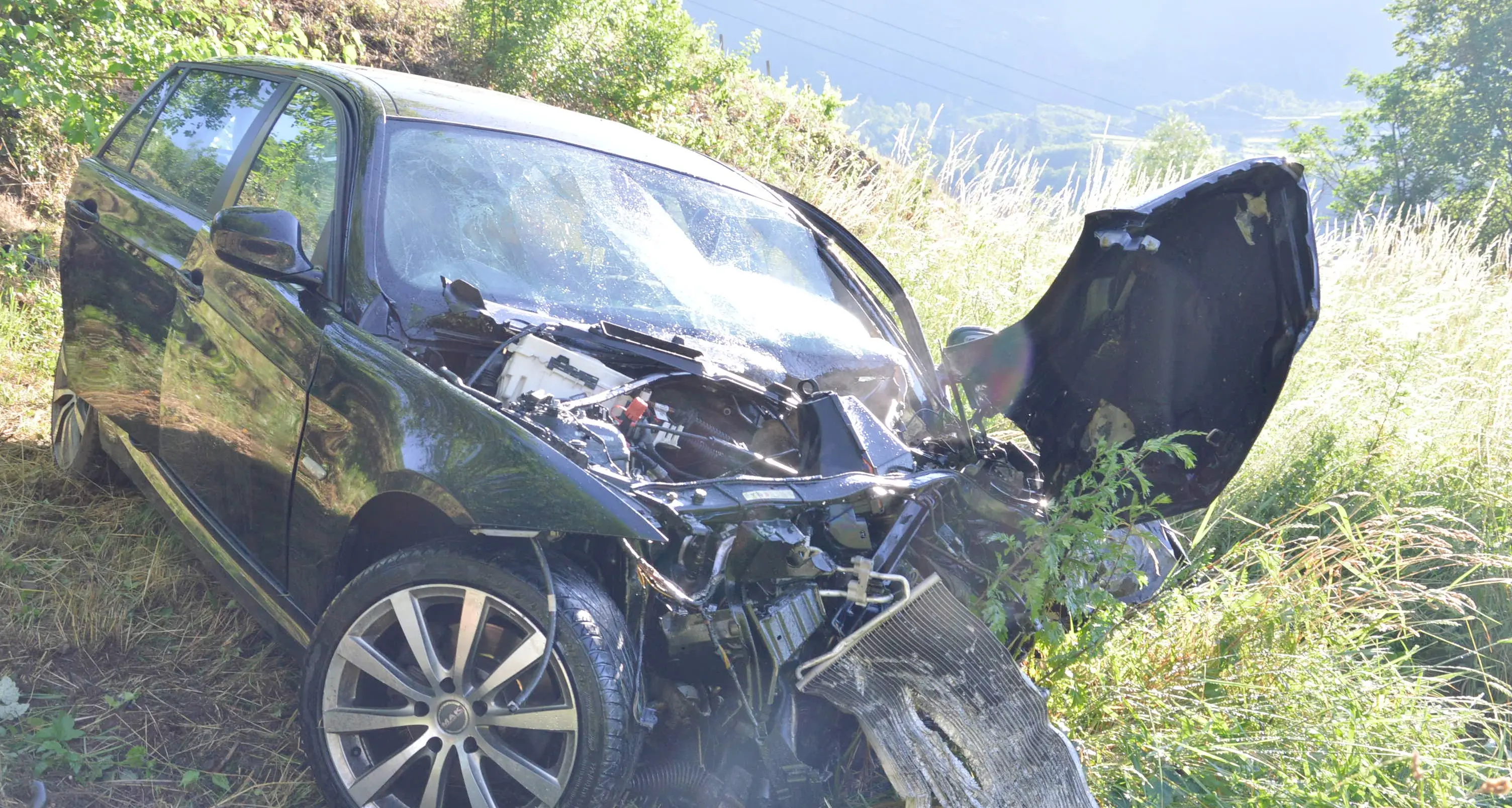 Tornavano alle 7 della Magica Notte escono di strada con la Bmw feriti cinque giovani di Civezzano